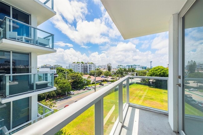 Building Photo - 9901 E Bay Harbor Dr