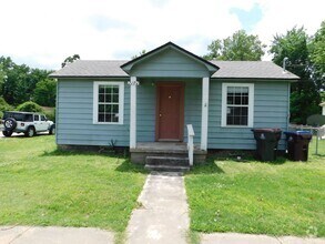 Building Photo - Cute 2 Bedroom 2 Bath House