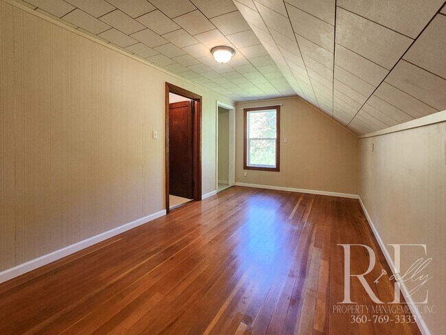 Building Photo - Charming Farmhouse in Town — Hobby Ready &...
