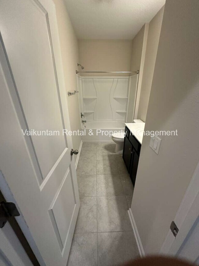 Building Photo - 234 Brandon Lks Dr