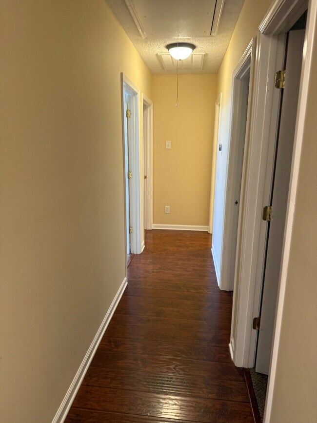 Building Photo - 4 bed/3bth with over 2000 sq ft. In beautiful Hendersonville!!!