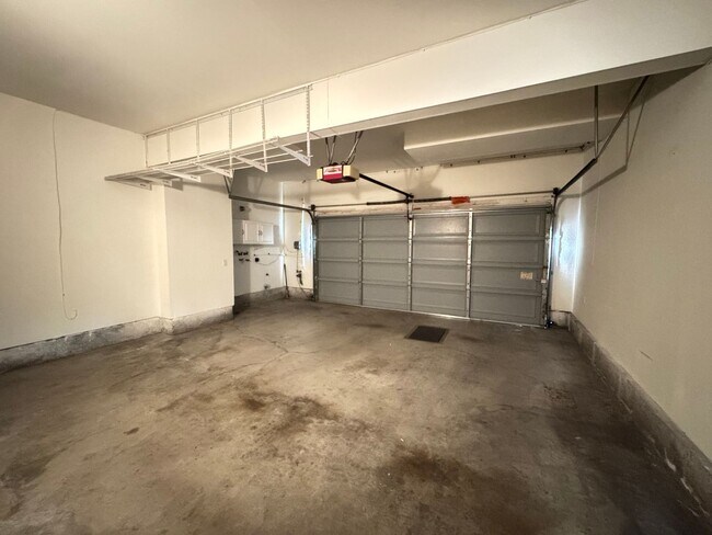 Building Photo - Immaculate 4Bd/2.5Ba Home with New Fridge, AC, Fenced Back Patio in Aliso Viejo!