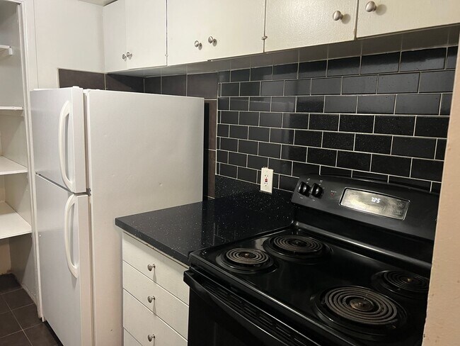 Building Photo - 68 E 200 S