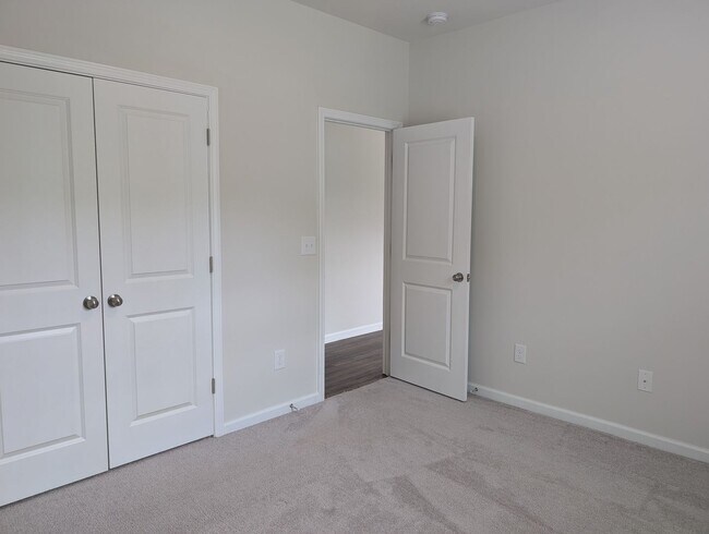 Building Photo - Move-in ready Ranch Style Home Located in ...