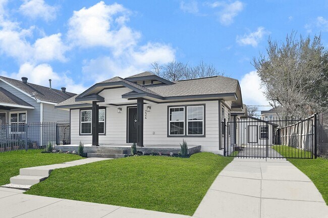 Building Photo - 224 Everton St