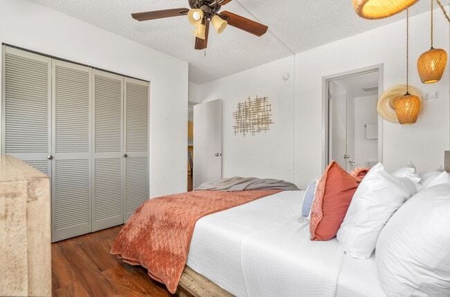 Building Photo - Beautiful Fully Furnished, 2 Bed, 1 1/2 Bath, Oceanview Condo with Pool