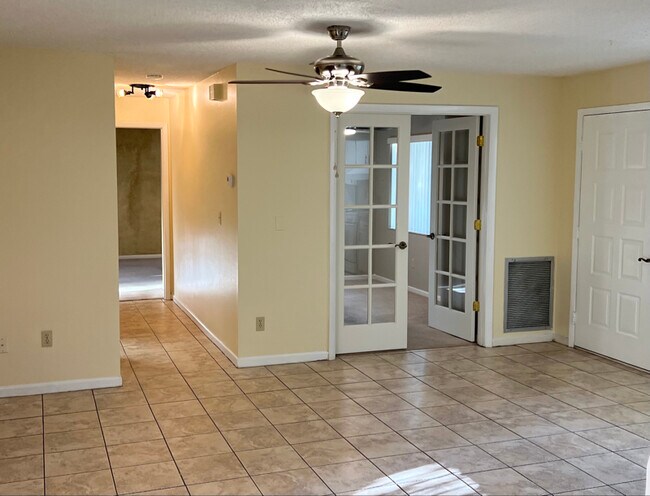 Building Photo - 630 Pavare Ct