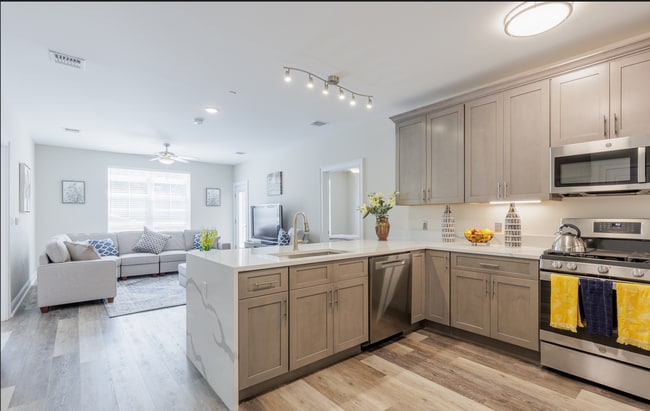 Building Photo - Luxury 1- & 2-Bedroom Apartments in Paramu...