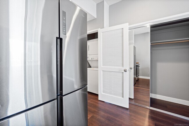 Building Photo - 445 Island Ave