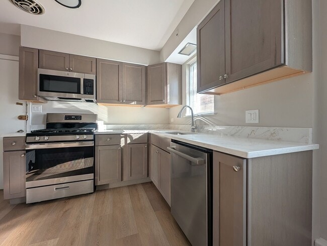 Building Photo - 300 S Austin Blvd