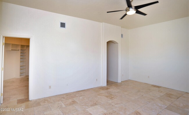 Building Photo - 12866 N High Hawk Dr