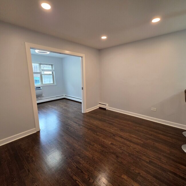 Building Photo - 420 W Aldine Ave