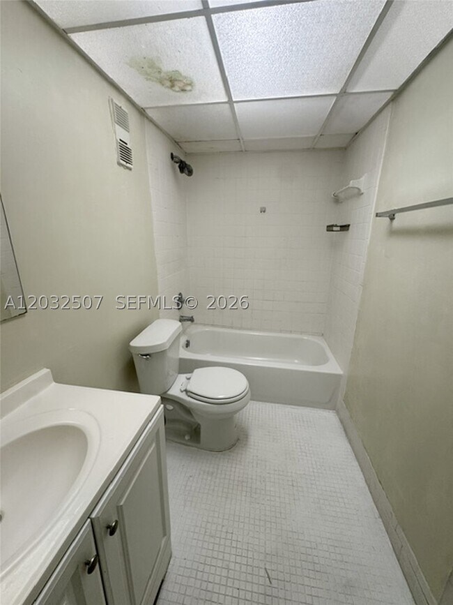 Building Photo - 10000 NW 80th Ct