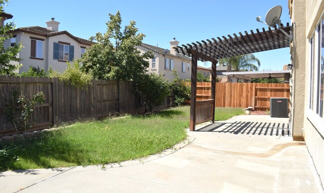 Building Photo - 5 Bedrooms/4 Bathroom Elk Grove Home