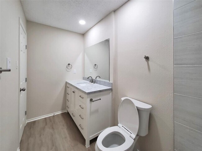 Building Photo - 9512 Meadowheath Dr