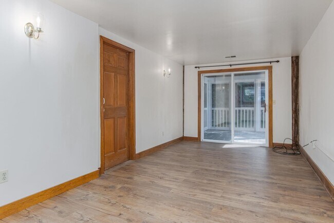 Building Photo - 294 Pleasant St