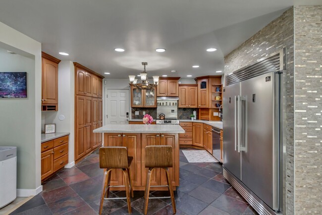Building Photo - Beautiful 5-Bedroom Home in Sandy!