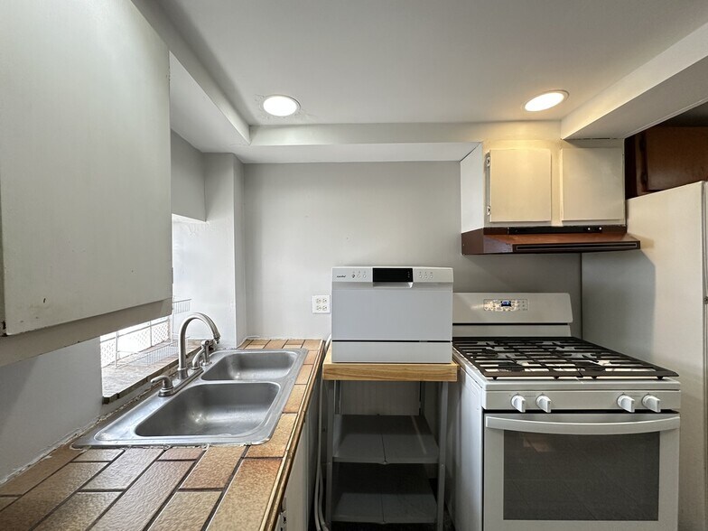 Building Photo - 2341 N Leavitt St