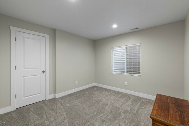 Building Photo - 824 2800 N