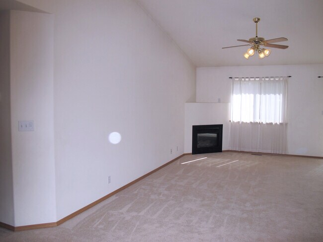 Building Photo - Charming 3 bedroom home w/master suite! Pe...