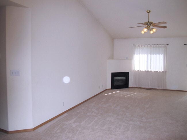 Building Photo - ***PENDING APPLICATION***Charming 3 bedroo...