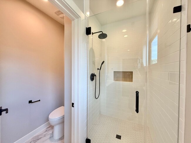 Building Photo - **OFFERING RENT PROMOTION FOR FIRST 6 MONT...