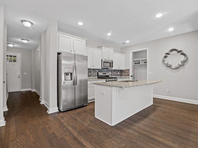 Building Photo - **MOVE IN SPECIAL! 50% off first month's rent!!** Spacious 4BR Townhouse with 2-Car Garage Near D...