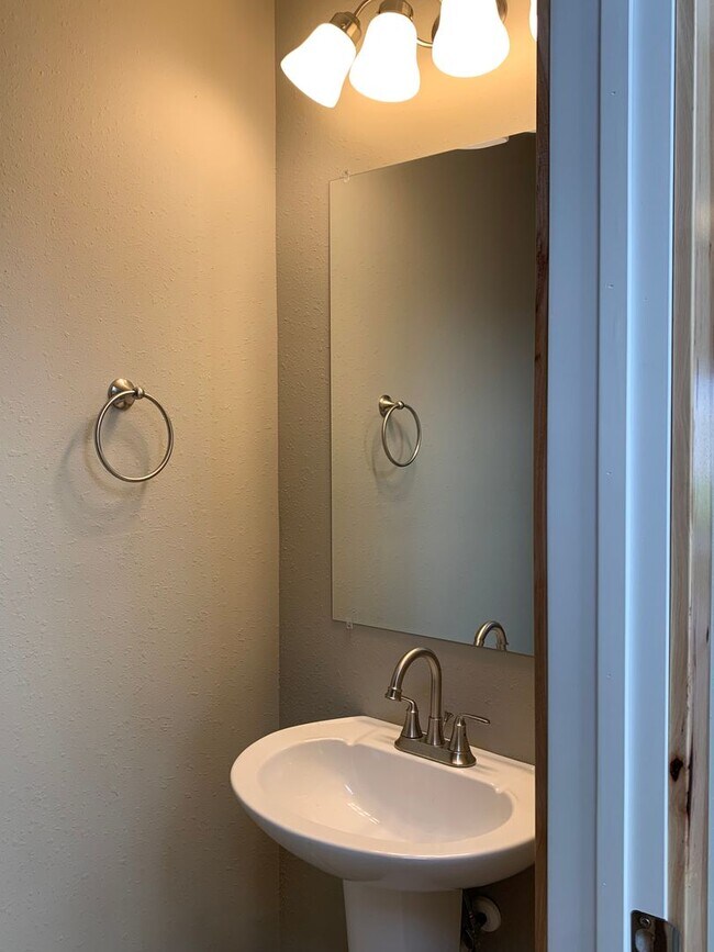 Building Photo - Gorgeous 3 bed, 2.5 bath single family hom...