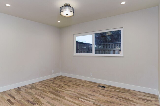 Building Photo - FULLY RENOVATED 3 BEDROOM, 2 BATHROOM IN E...