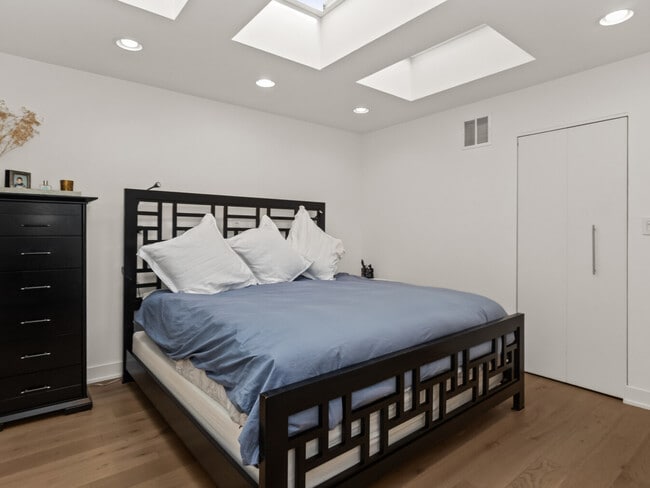 Building Photo - 1645 W School St