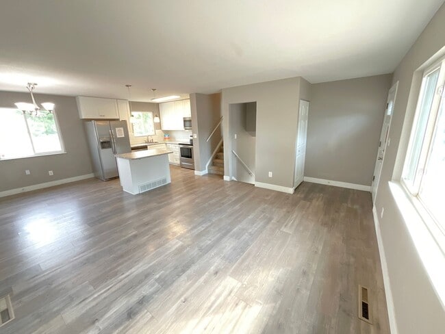 Building Photo - 3 Bedroom Home Available Near S Academy Bl...
