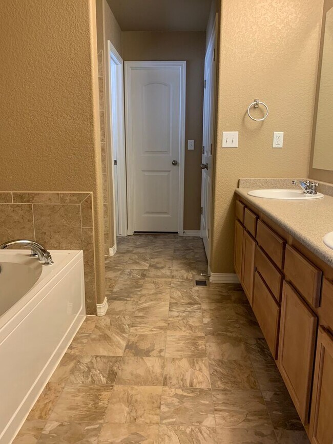 Building Photo - 1004 Diamond Rim Dr