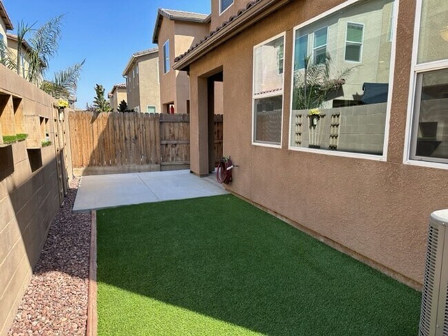 Building Photo - $2,295 Fowler & Belmont, 3 Bed - E. Peruna Way, Fresno - Gated Community & Pool