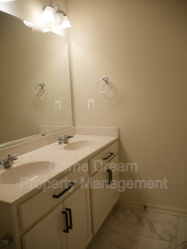 Building Photo - 2517 Drake Ln