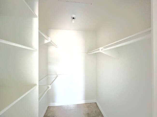 Building Photo - 207 Woodland Pkwy