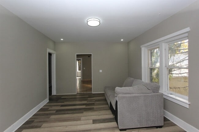 Building Photo - 12 George St