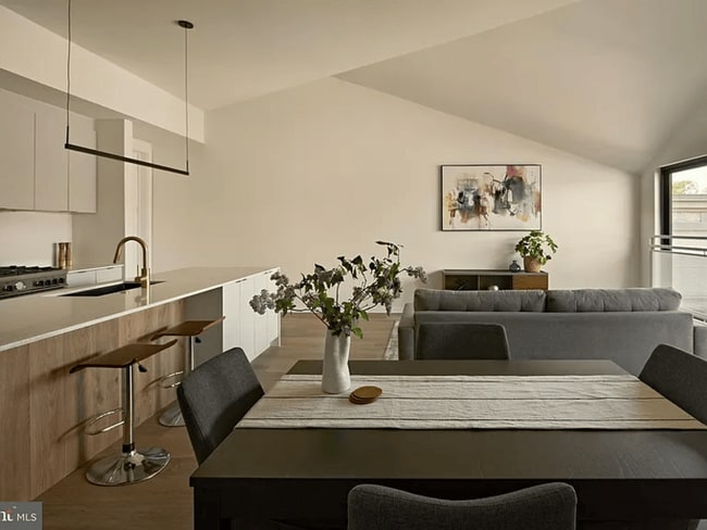 Building Photo - 2011 Cambridge St