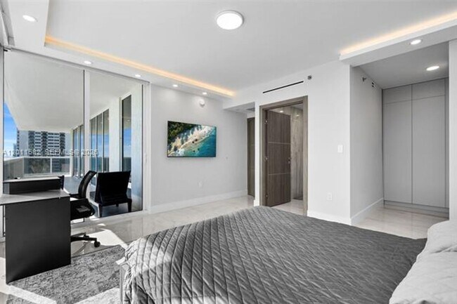 Building Photo - 1830 S Ocean Dr