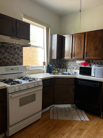 kitchen - 3704 N Magnolia Ave