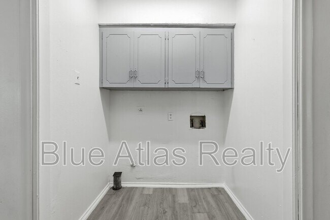 Building Photo - 7747 Dentcrest Dr