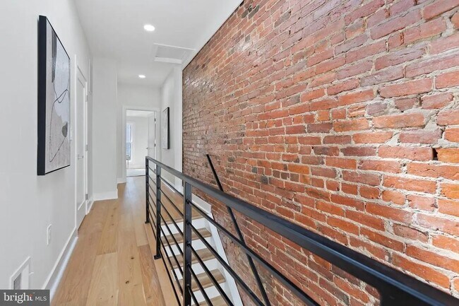 Building Photo - 116 Thomas St NW