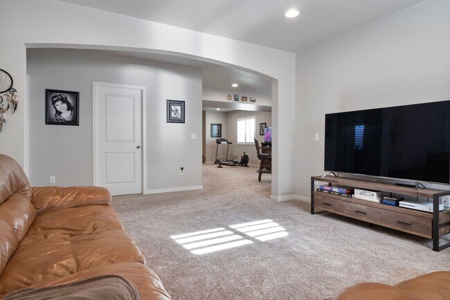 Building Photo - Gorgeous 5 Bed 3 Bath Home in North Loveland!