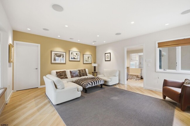 Building Photo - 119 S 11th Ave