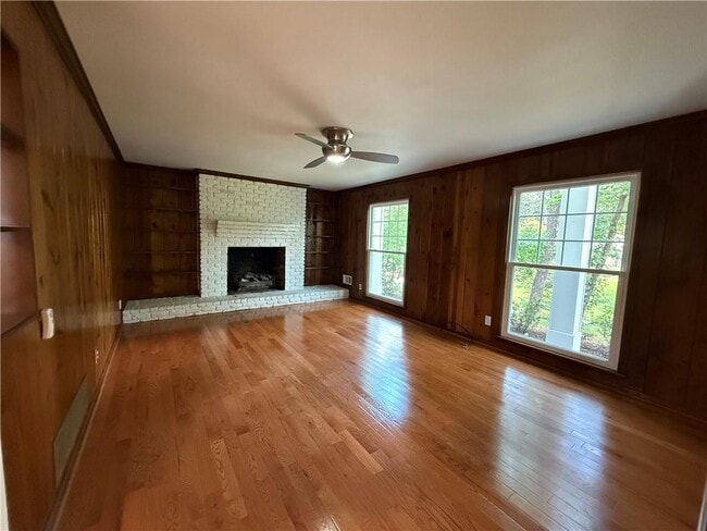Building Photo - 800 Glenairy Dr NE