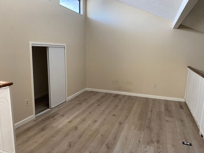 Building Photo - Well maintained Harbor Bay townhome. 2 bed...