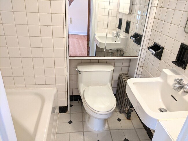 Building Photo - 1405 W Jarvis Ave