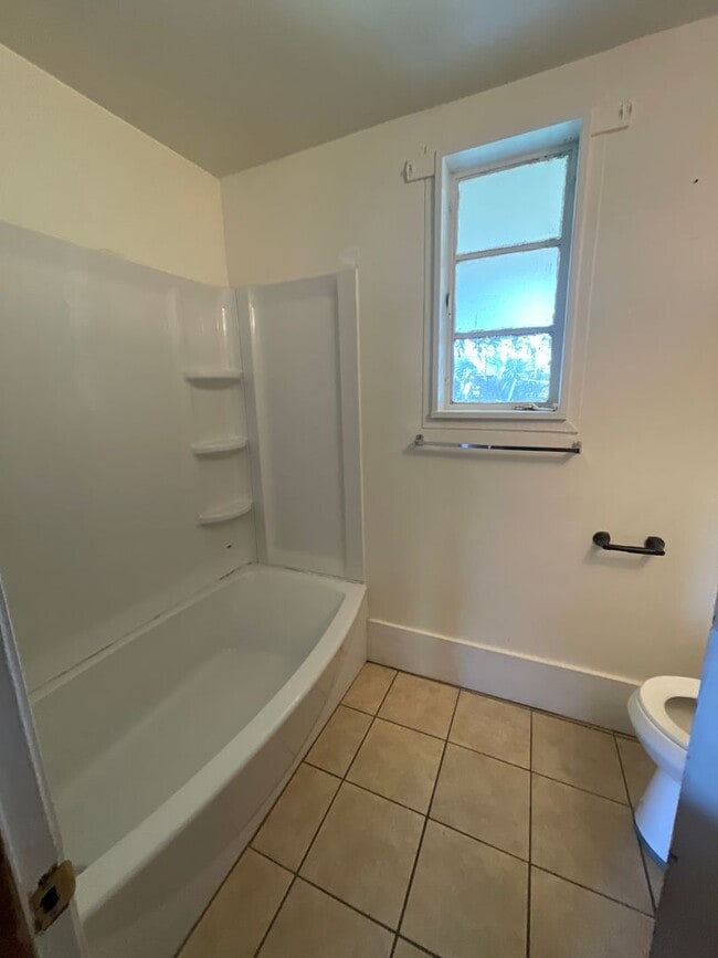Building Photo - 3 bedroom 1 bathroom home for rent!
