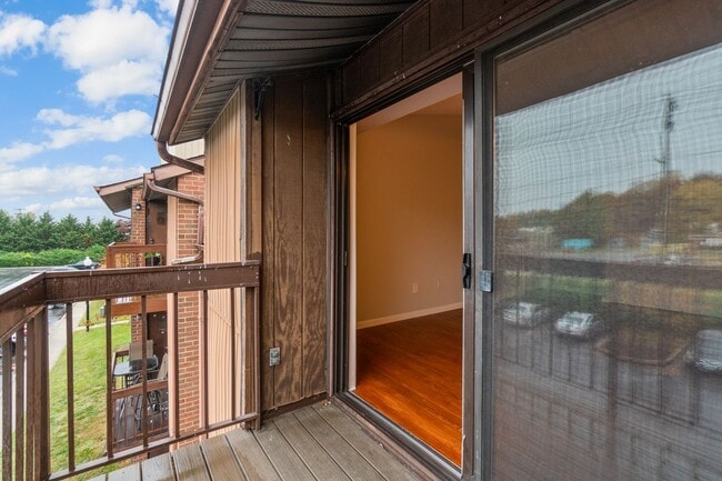 Building Photo - Open Concept and Renovated Top Level Condo. Close to BWI, Ft. Meade & NSA