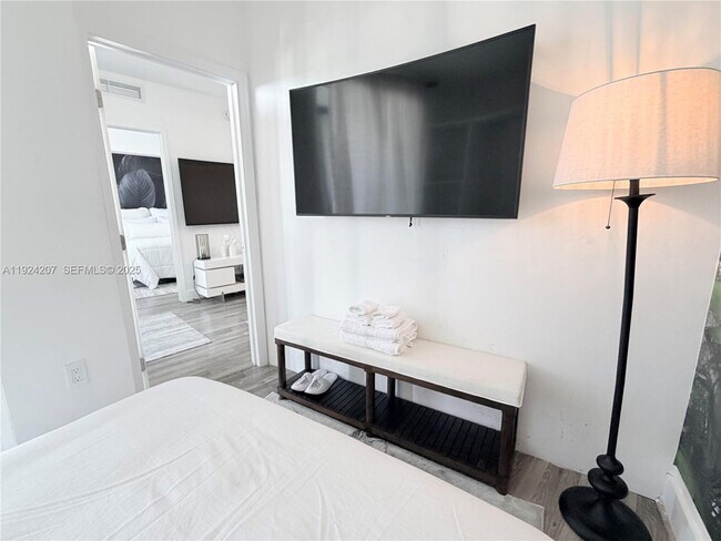 Building Photo - 121 NE 34th St