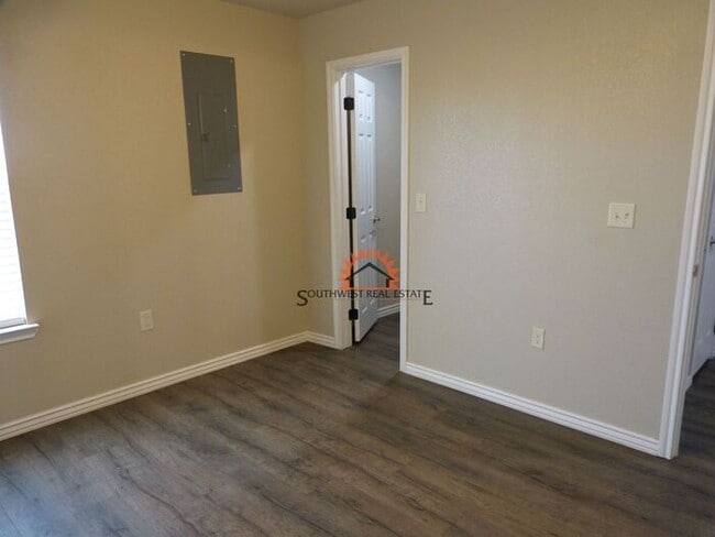 Building Photo - Spacious 2 bedroom 2 bath Duplex.
